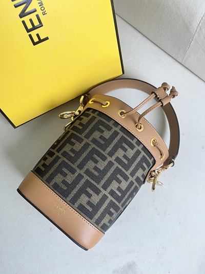 フェンディバッグ素材ディテール